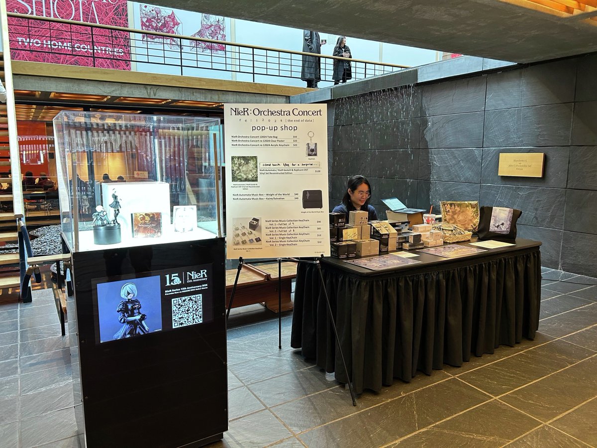 sem_sep's tweet image. Starting today, Japan Society is hosting the NieR Art Showcase &amp;amp; Pop-Up!✨

Enjoy Koda Kazuma's stunning art showcase and pop-up store, see the actual Virtuous Contract sword exhitibtion (on sale in US from Jan 7), take photos with an Emil head, and check out the 15th Anniversary…