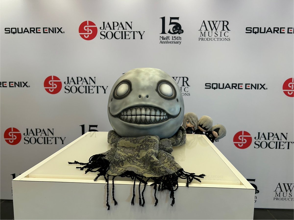 sem_sep's tweet image. Starting today, Japan Society is hosting the NieR Art Showcase &amp;amp; Pop-Up!✨

Enjoy Koda Kazuma's stunning art showcase and pop-up store, see the actual Virtuous Contract sword exhitibtion (on sale in US from Jan 7), take photos with an Emil head, and check out the 15th Anniversary…