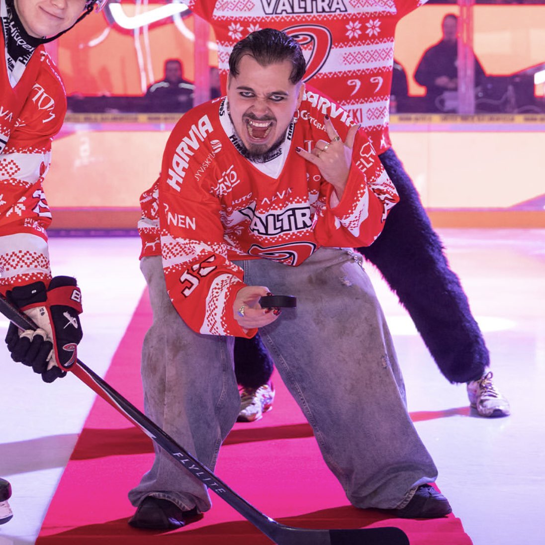 Käärijä in talks to play a side character in Heated Rivalry: "I love gay hockey and want to bring my experience to the show."