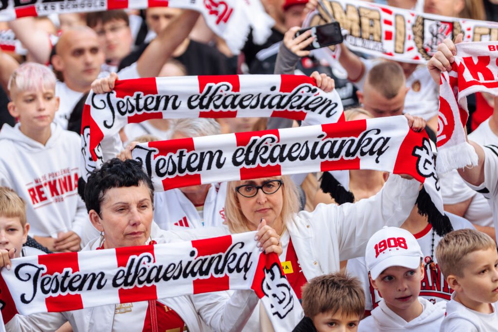 piknik190843120's tweet image. Na pewno jesteś eŁKaeSiakiem?

- Ale wiesz, nie da się patrzeć jak grają.
13 zwycięstw w 16 meczach, pozycja lidera, walka o awans do krajowej elity.
- Chętnie, ALE te piątkowe czy poniedziałkowe terminy zupełnie mi nie pasują.
Sobota, 18.00, ani za wcześnie, ani za późno.
-…