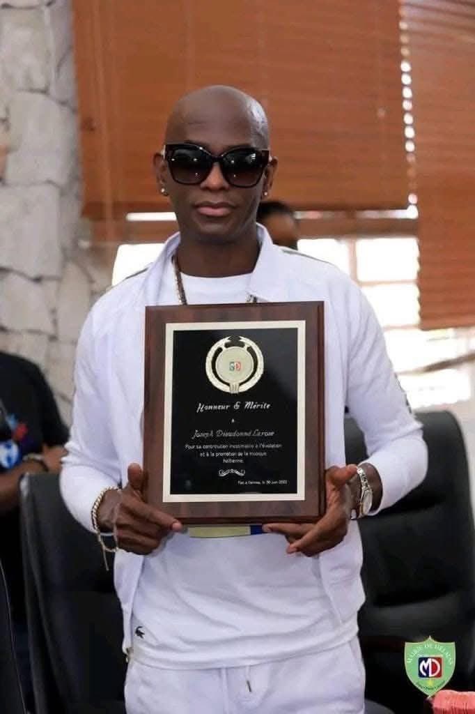 infospartagesos's tweet image. Le monde musical haïtien est en deuil.
Dieudonné Larose est décédé le 9 janvier 2026, à l’âge de 80 ans.
Artiste majeur du konpa, il a marqué plusieurs générations par sa voix et son talent. Né à Port-au-Prince et profondément attaché à ses racines nordistes, il s’est imposé…