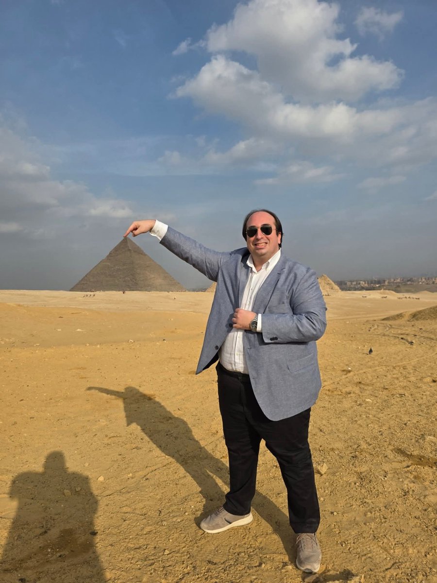 gabferrieri's tweet photo. 🎊🥂 Sono passati pochi giorni dal mio ritorno, ma ancora ho la sabbia del deserto nelle scarpe e negli occhi… 😍🇪🇬
Giza, Saqqara, Menfi.
Le #Piramidi che ti tolgono il fiato, la #Sfinge che sembra guardarti dentro l’anima 🦁
La piramide a gradoni di #Djoser che è pura architettura del futuro (4500 anni fa!), e quella statua colossale di Ramses II a Menfi che ti fa sentire un granello di sabbia.
È stato uno spettacolo di bellezza.
Ancora non ci credo di esserci stato davvero… 🔥🐪
Domani vi racconto il #Capodanno più bello della mia vita… 

#giza piramidi saqqara menfi egitto viaggioricordi deserto memories