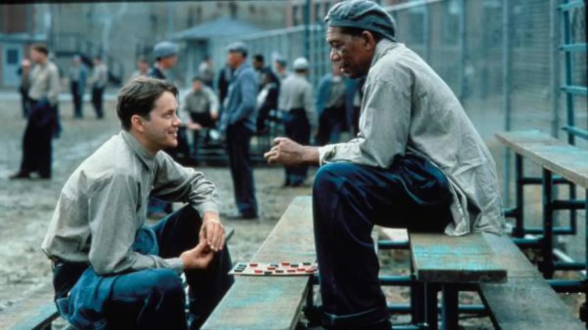 “Algunos pájaros no pueden ser enjaulados. Sus plumas son demasiado hermosas y, cuando se van volando, se alegra esa parte de ti que siempre supo que era un error enjaularlos.”

🎬Cadena perpetua (1994)