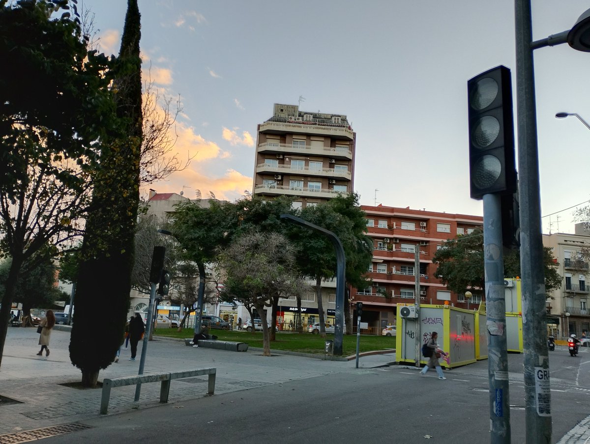 Últimament els semàfors de #Badalona s'apaguen.

Avui no han funcionat les cantonades de Via Augusta - Coll i Pujol i tampoc els de Baldomer Solà - Saragossa. 
Són carrers amb molt trànsit!!!

Prioritats del PP-Albiol suposo.
Il.lusió pel Nadal!!