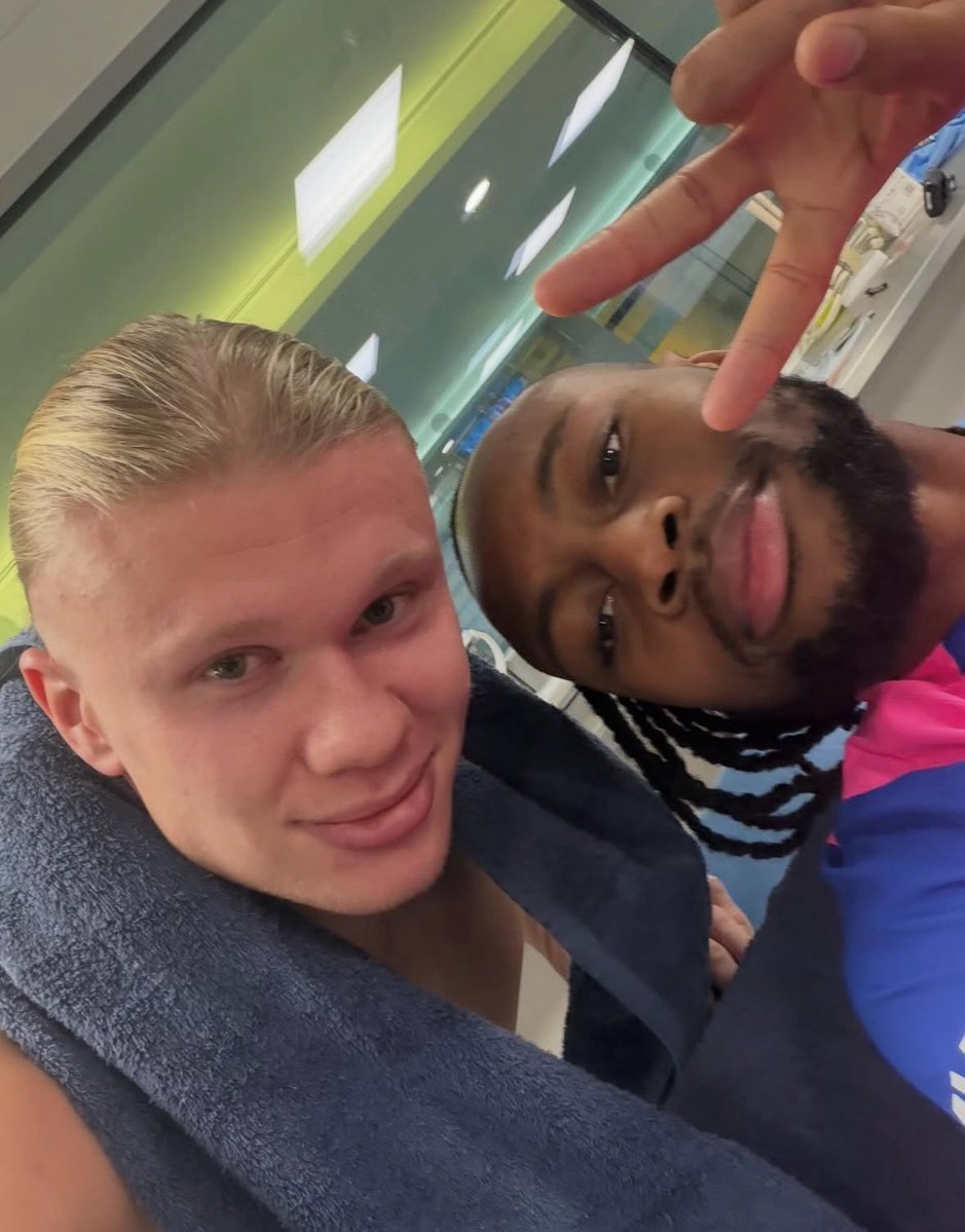 Erling Haaland welcomes Antoine Semenyo at Manchester City. 💙👋🏾