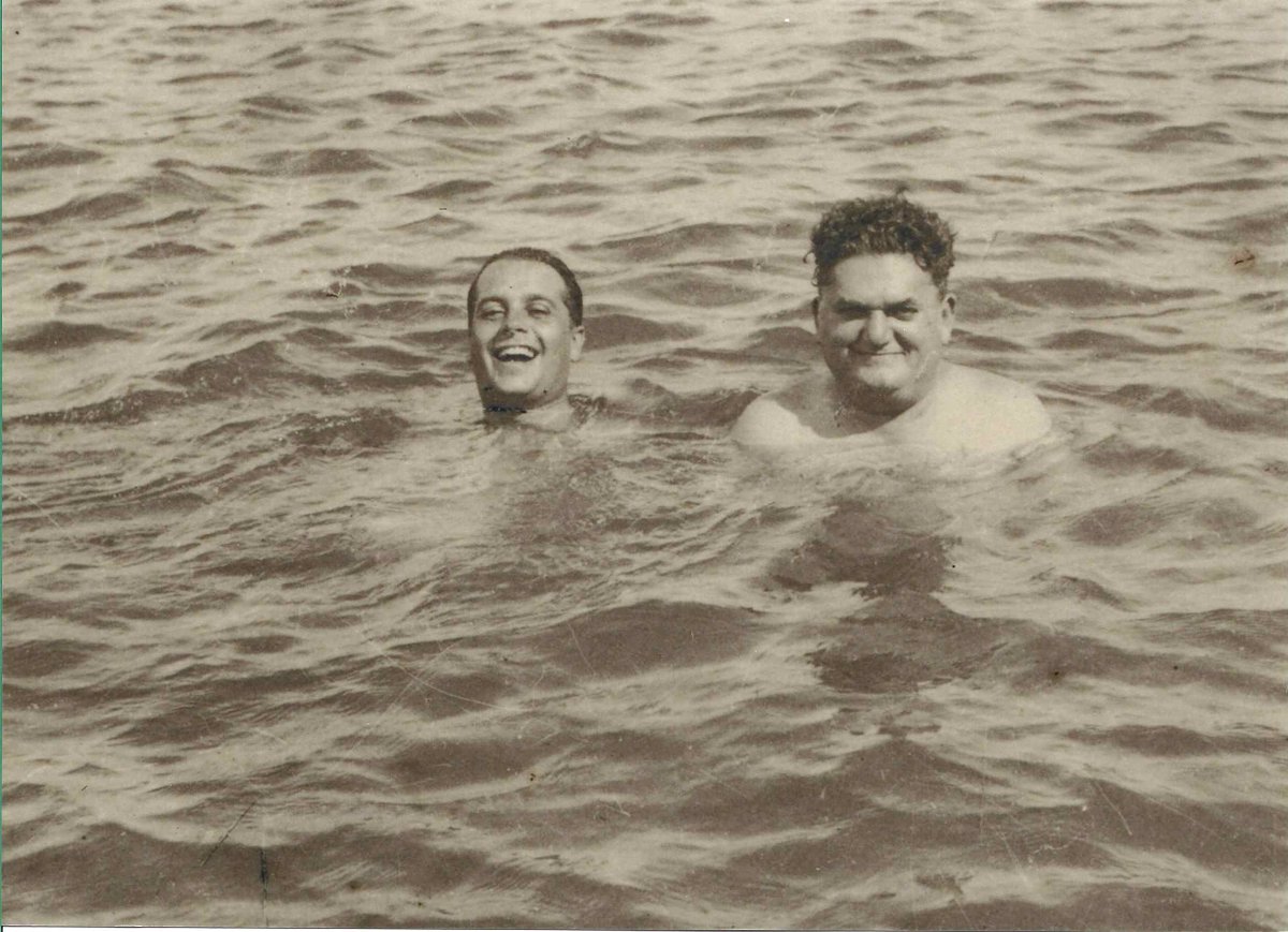 Para se refrescar no verão, nada melhor do que um banho de mar. Os amigos Sylvio Pizza Pedroza e Luís da Câmara Cascudo na praia de Pirangi do Norte, em 1952.