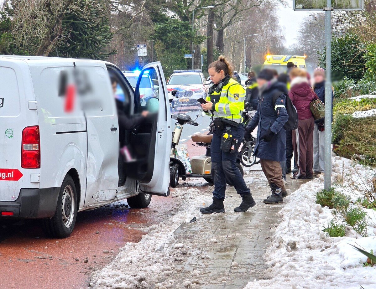 Gewonde bij aanrijding tussen scootmobiel en bestelbusje