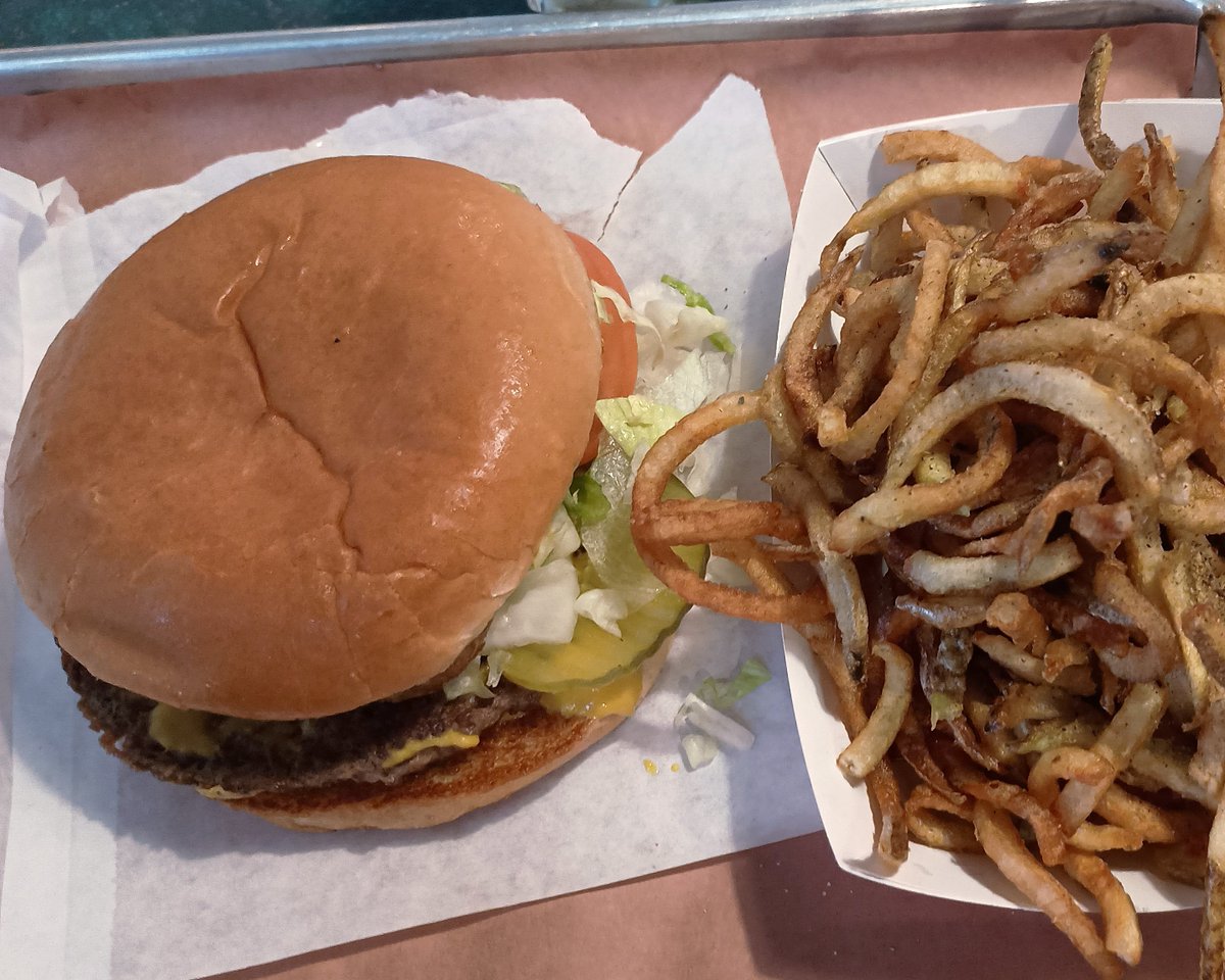 How was the first week back to work after the holidays? 😅 Rough, huh? Do you know what would make it better? Lunch at Van's. 😁
📷: Mark A.

📍 5 locations in Oklahoma
🐖 Order takeout or delivery: ow.ly/OBr050XHzHz