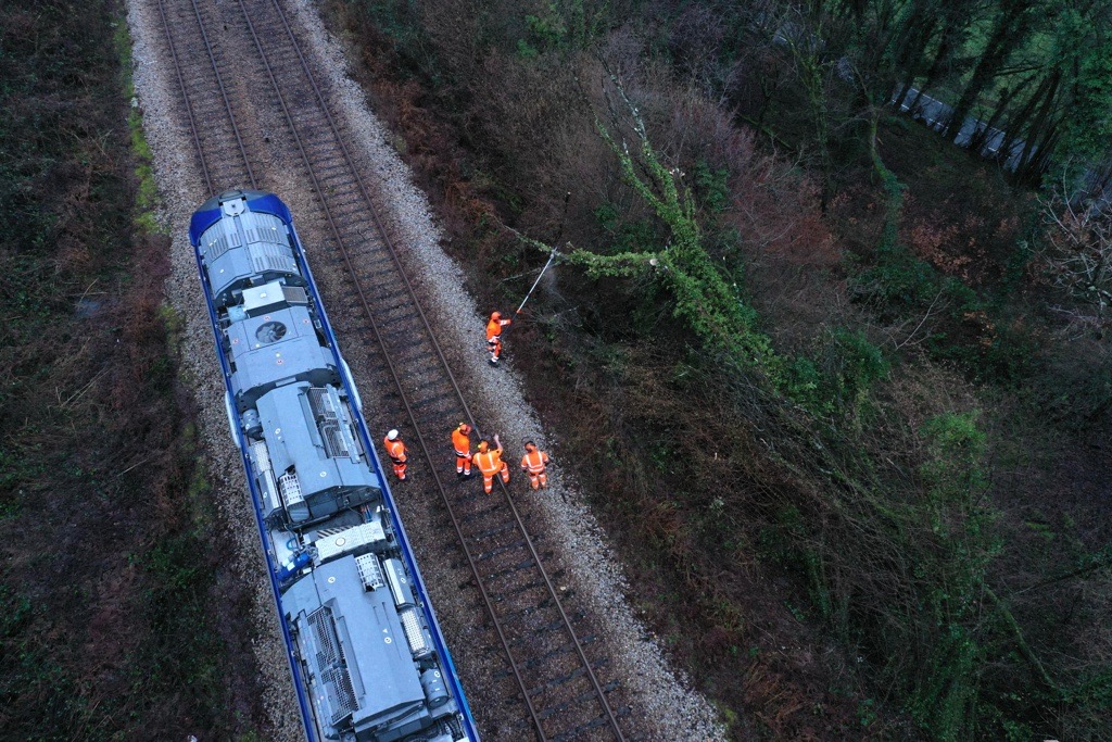 Depuis ce matin 4h30, malgré des conditions parfois difficiles, les agents de terrain de <a href="/SNCFReseau/">SNCF Réseau</a> sont pleinement mobilisés pour rétablir les circulations ferroviaires en <a href="/RegionNormandie/">Région Normandie</a>.
Plus de 500 incidents ont été identifiés, mobilisant 300 agents.
Grâce à leur