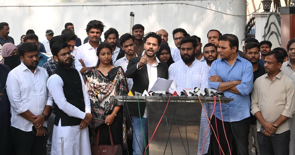 The man in blue with folded hands is a Working President of the Prime Opposition Party in Telangana.
A 5 time undefeated MLA yet he is humbly standing to a corner in solidarity with Students because he wants the next Generation to come out &amp; lead from front. ..

KTR is a mentor