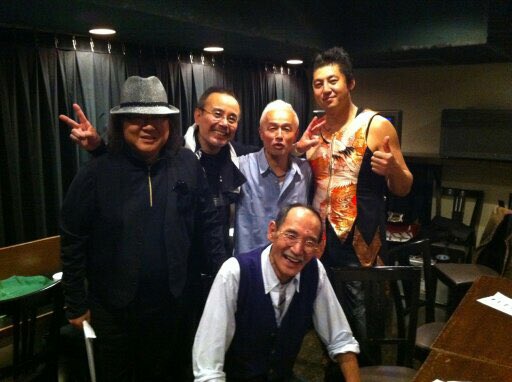 hidano_taiko's tweet photo. #EnTRANS (エントランス)

2001年1月にバンド結成し
今月で丸25年‼️Wow...四半世紀🎶

第1期
#井上堯之 (スパイダース、PYG)
#ミッキー吉野 
#鳴瀬喜博 
#八木のぶお 
#ヒダノ修一 

皆さん多忙ですが70代半ば😅
今では年に1回〜2回となりましたが、必ずライブをやるように心掛けています💨

→ https://t.co/xW9xrI2akz