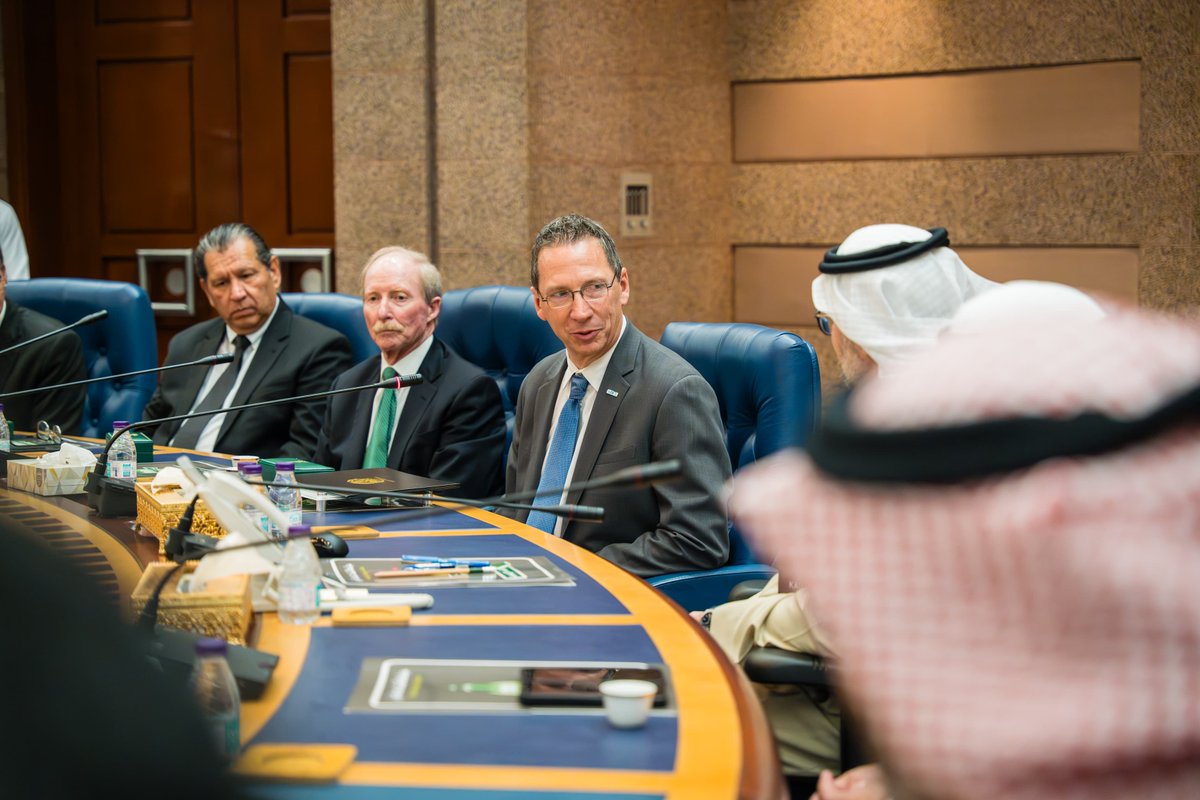 التقى رئيس #جامعة_الملك_عبدالعزيز الفريق المشرف على اختبارات الرخصة الأمريكية لمزاولة مهنة طب الأسنان (ADEX)، وذلك عقب اختتام الجامعة، ممثلةً بكلية طب الأسنان، أعمال الاختبارات التي أُقيمت بمشاركة 25 طبيبًا وطبيبة، برعاية الهيئة السعودية للتخصصات الصحية، ضمن اعتماد الكلية مركزًا