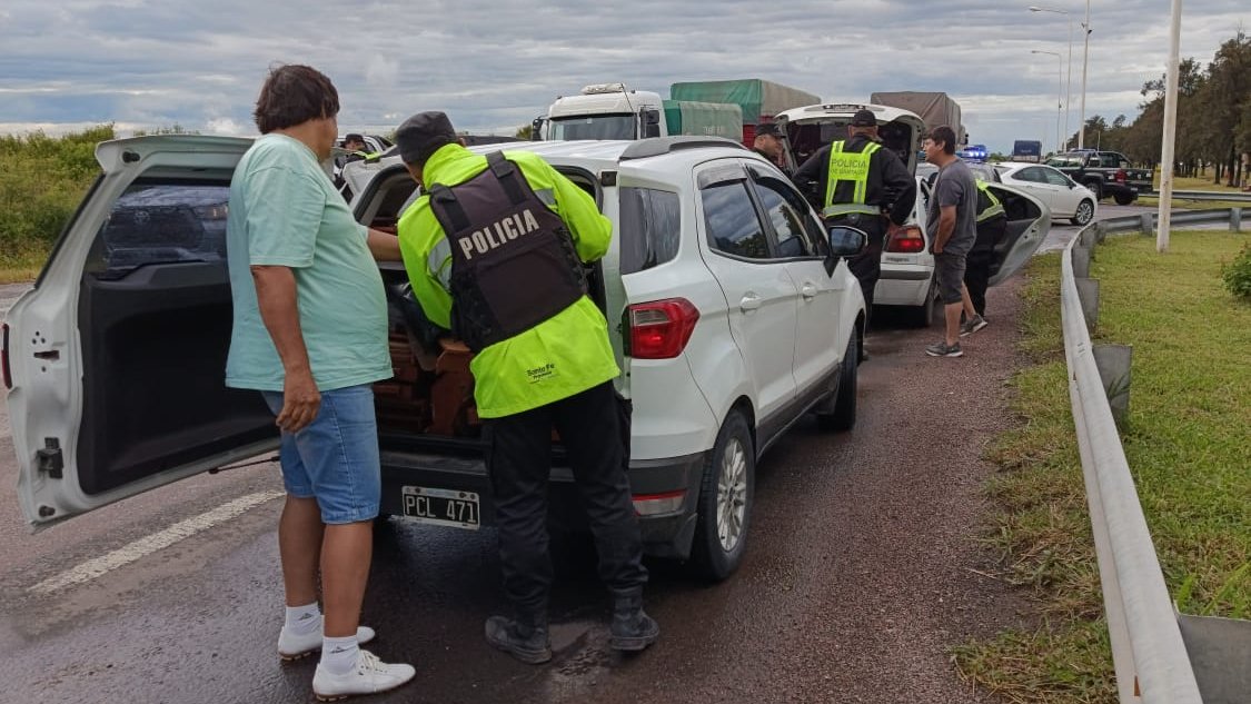 RedSegVial's tweet photo. 📍Operativo Interjurisdiccional en #RN95
🚔Este viernes realizamos un operativo de control vehicular en el límite con la Provincia de Chaco.
👉 Participaron Guardia Provincial, UR XII de Gato Colorado, Guardia Rural "Los Pumas".
📝Se fiscalizaron 46 vehículos y se labraron 6 actas de infracción.
🤝Seguimos presentes realizando controles en puntos estratégicos de la provincia para ordenar la circulación y prevenir siniestros.