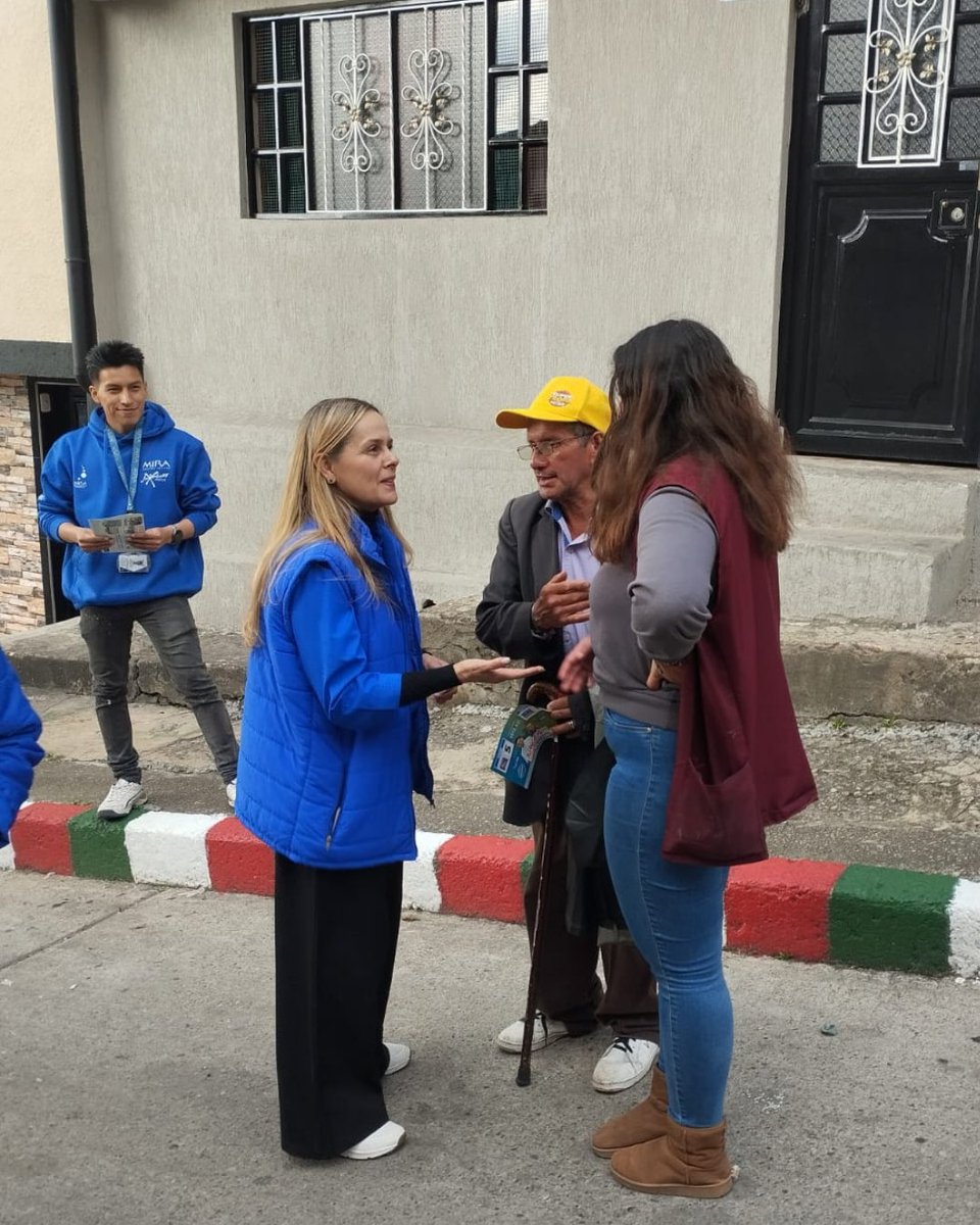 Israel_SalcedoB's tweet photo. Junto a nuestra candidata a la Cámara, @claudiasuarez_c y con nuestros Miraístas, vivimos una jornada de volanteo en 📍La Victoria, contando a la comunidad las gestiones que hoy benefician al barrio 🤝🗳️.

#AvancemosPorBogotá
#TodosUnidosPorBogotá
#TodosUnidosPorSanCristóbal https://t.co/PUCPPm3nbf
