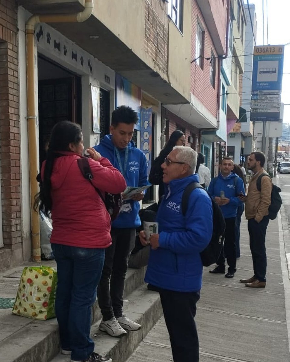 Israel_SalcedoB's tweet photo. Junto a nuestra candidata a la Cámara, @claudiasuarez_c y con nuestros Miraístas, vivimos una jornada de volanteo en 📍La Victoria, contando a la comunidad las gestiones que hoy benefician al barrio 🤝🗳️.

#AvancemosPorBogotá
#TodosUnidosPorBogotá
#TodosUnidosPorSanCristóbal https://t.co/PUCPPm3nbf