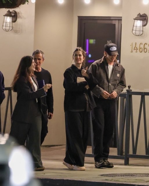 Chelygae's tweet image. Austin Butler ayer saliendo de un restaurante en LA.