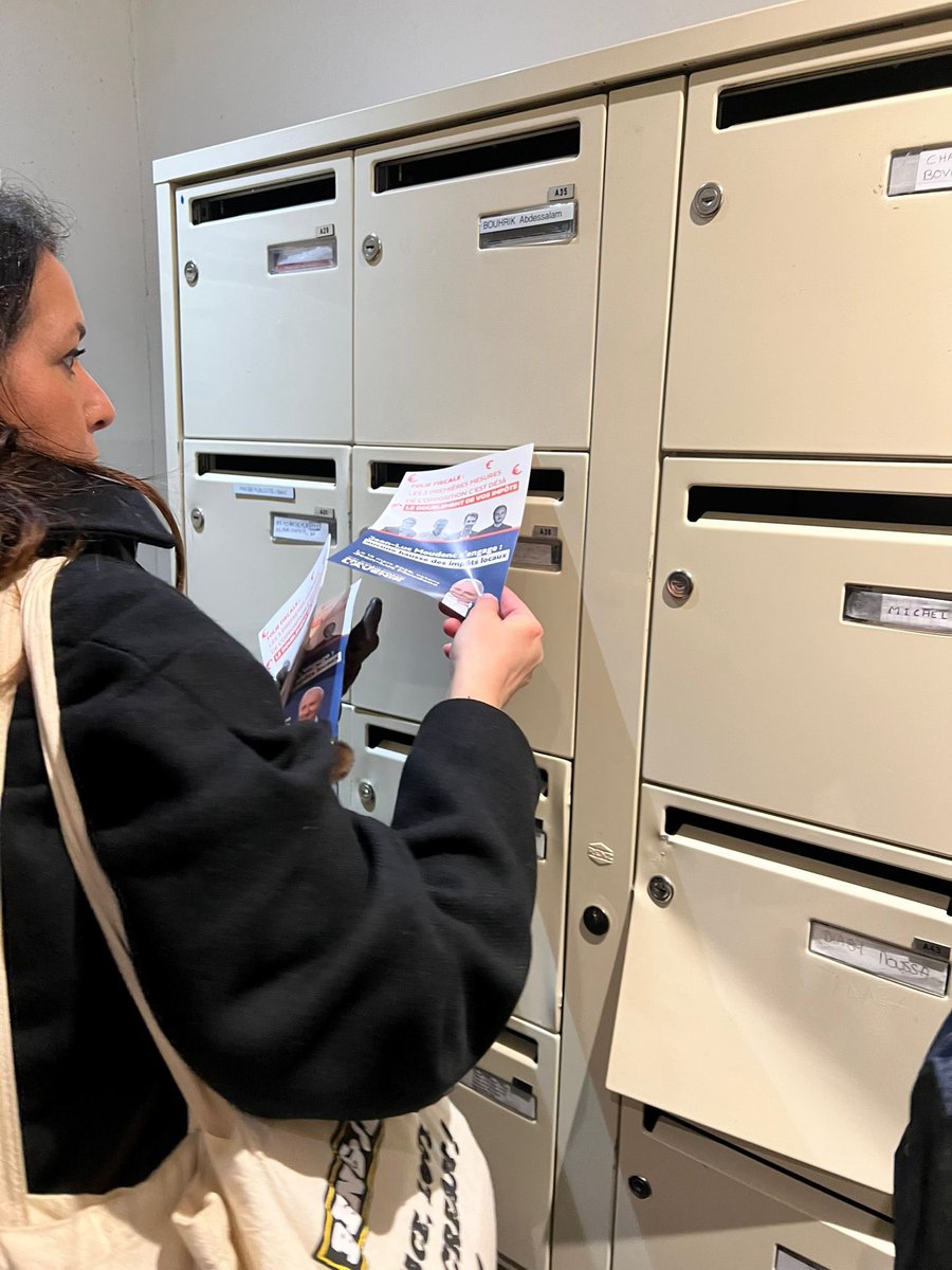 Présents sur le marché des Ponts Jumeaux, entre deux averses 💪
Échanges, sourires et distribution dans les boîtes aux lettres.
👉 <a href="/jmoudenc2026/">Protégeons l’Avenir avec Jean-Luc Moudenc</a>
