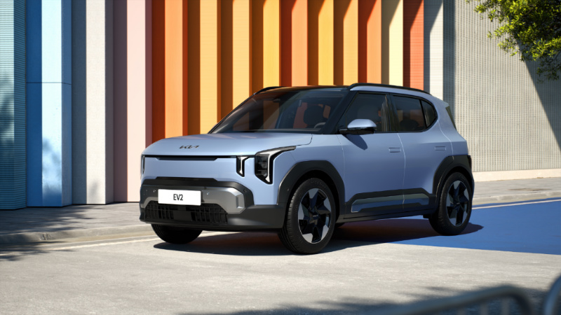 Kia’nın En Ulaşılabilir Elektriklisi: EV2 Sahneye Çıktı! ⚡️🚙

Elektrikli SUV dünyası kalabalıklaşıyor ama Kia, EV2 ile çok tatlı bir nokta atışı yaptı. Brüksel Otomobil Fuarı'nda tanıtılan araç, markanın en küçük ve en uygun fiyatlı elektrikli SUV'u.

Neden Önemli?🏭 Menşei: