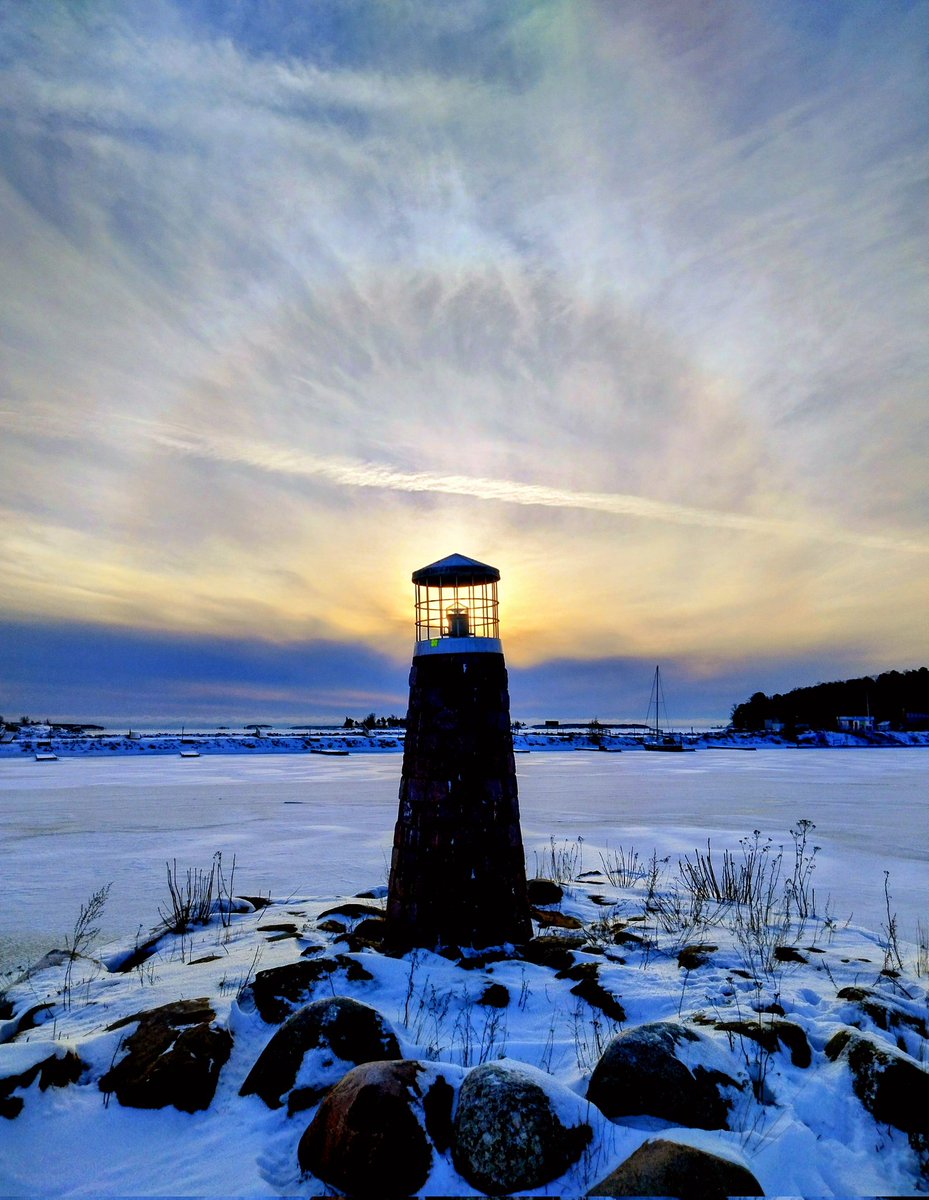 The sun tries to shine through and creates a magnificent halo. #sapokka #kotka #Finland