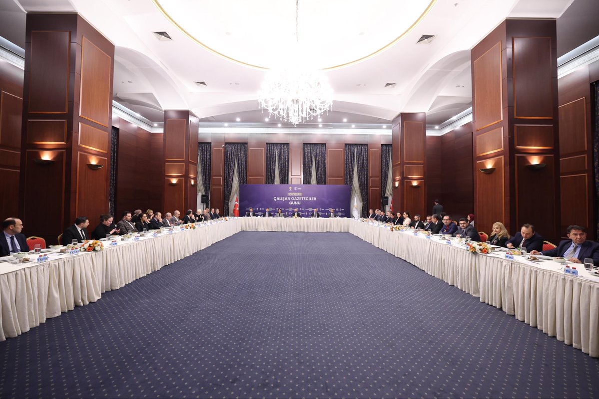 📍AK Parti Genel Merkezi

​10 Ocak Çalışan Gazeteciler Günü vesilesiyle medya kuruluşlarımızın değerli Ankara temsilcileriyle bir araya gelerek gündeme ilişkin değerlendirmelerde bulunduk. 

​Kamuoyunun doğru bir şekilde bilgilendirilmesi için fedakarca emek veren basın