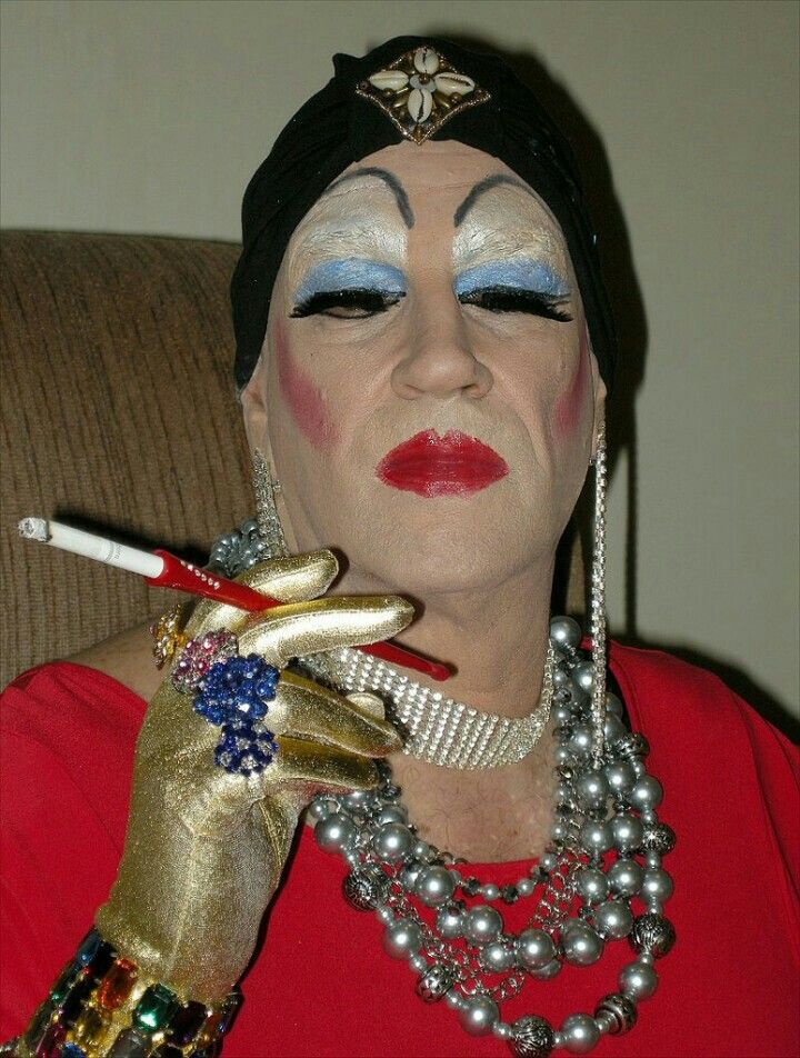 واحد بيخون مراته فى بيته
فجأة سمع مراته بتفتح الباب
قال يا رب اخفي لي عشيقتي ، و توبة آخر مرة 
طلعت له جنيه و قالتله  انا هأساعدك بس بشرط ،
بعد سنتين حتموت غرقان .. قال موافق 
وفعلا إختفت عشيقته و طلع من المشكلة .
بعد سنتين ....
صاحبه قاله في شركة عاملة عرض رحلة مجانية بالسفينة