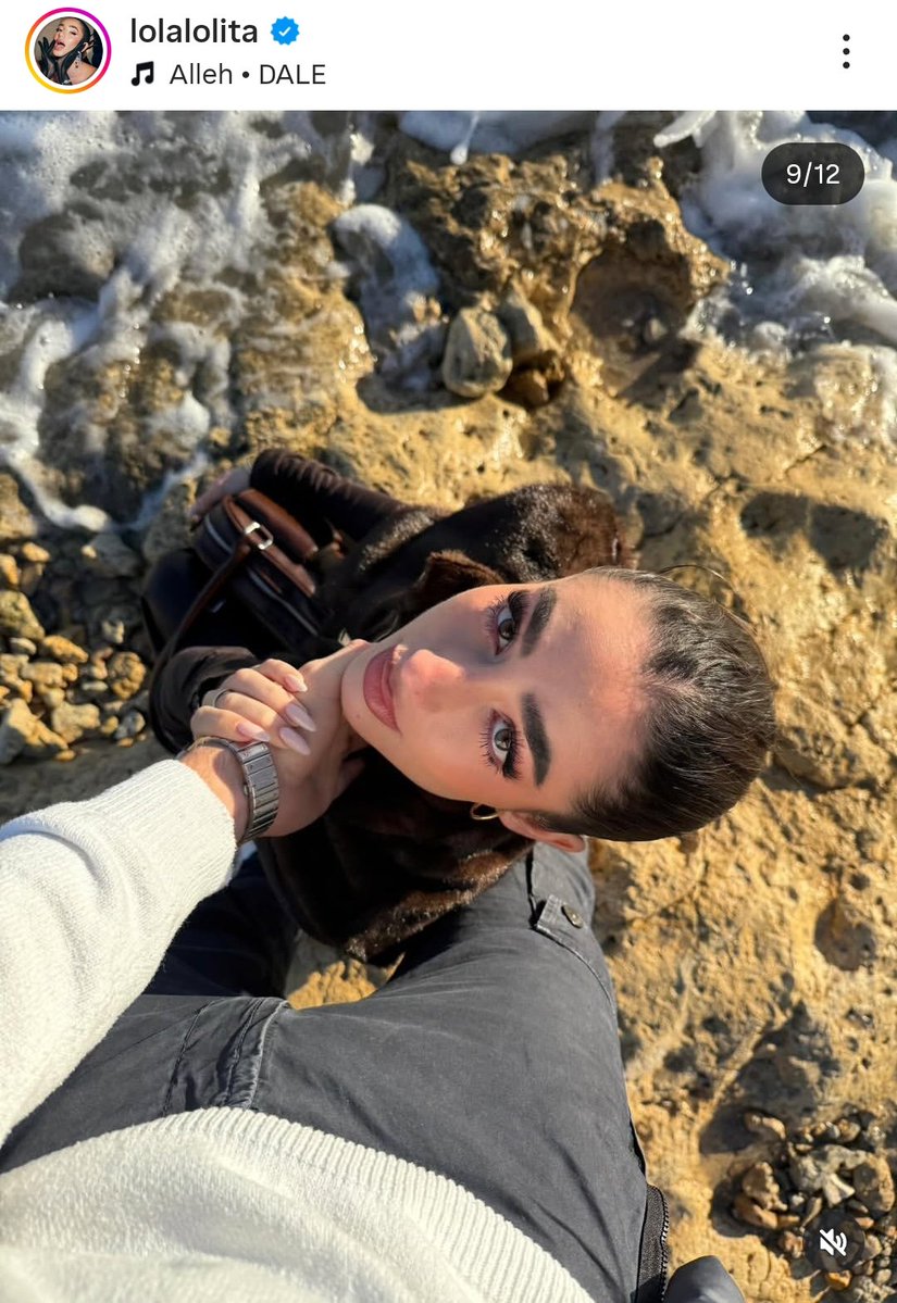 _fisuras's tweet image. La romantización de la dominación masculina en una imagen.