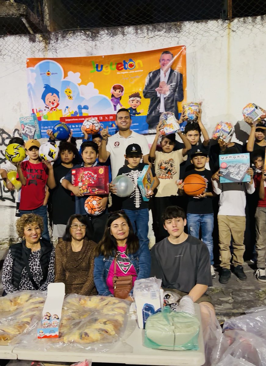 iGracias a ti lo volvimos a lograr! Este día de #ReyesMagos 👑 niñas y niños de  la Colonia Celestino Salazar de #Cuernavaca, recibieron sus regalos; gracias a Juguetón Azteca y quienes año con año participan en nuestra colecta anual de juguetes.  #SiempreContigo 🎁+❤️=😃