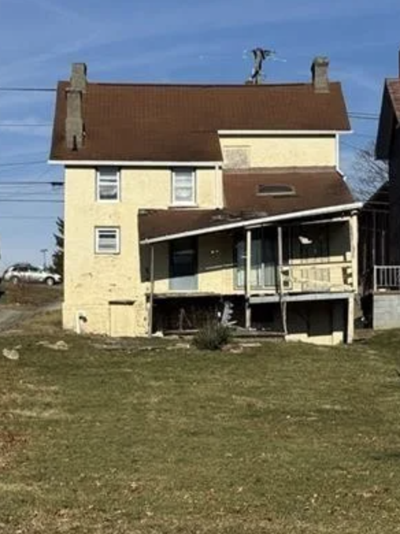 oldhouseunder50's tweet image. $55,000
Claim a Slice of History on the National Road! This 2-bedroom, 1-bathroom #Pennsylvania brick #handyman special presents a unique opportunity for history buffs and restoration aficionados.  oldhousesunder50k.com/brick-c-1850-p…