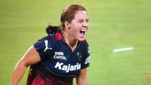 Nadine De klerkkkkkkkkk
With the ball and now with the bat
Absolutely magical #WPL2026 
#MIvsRCB