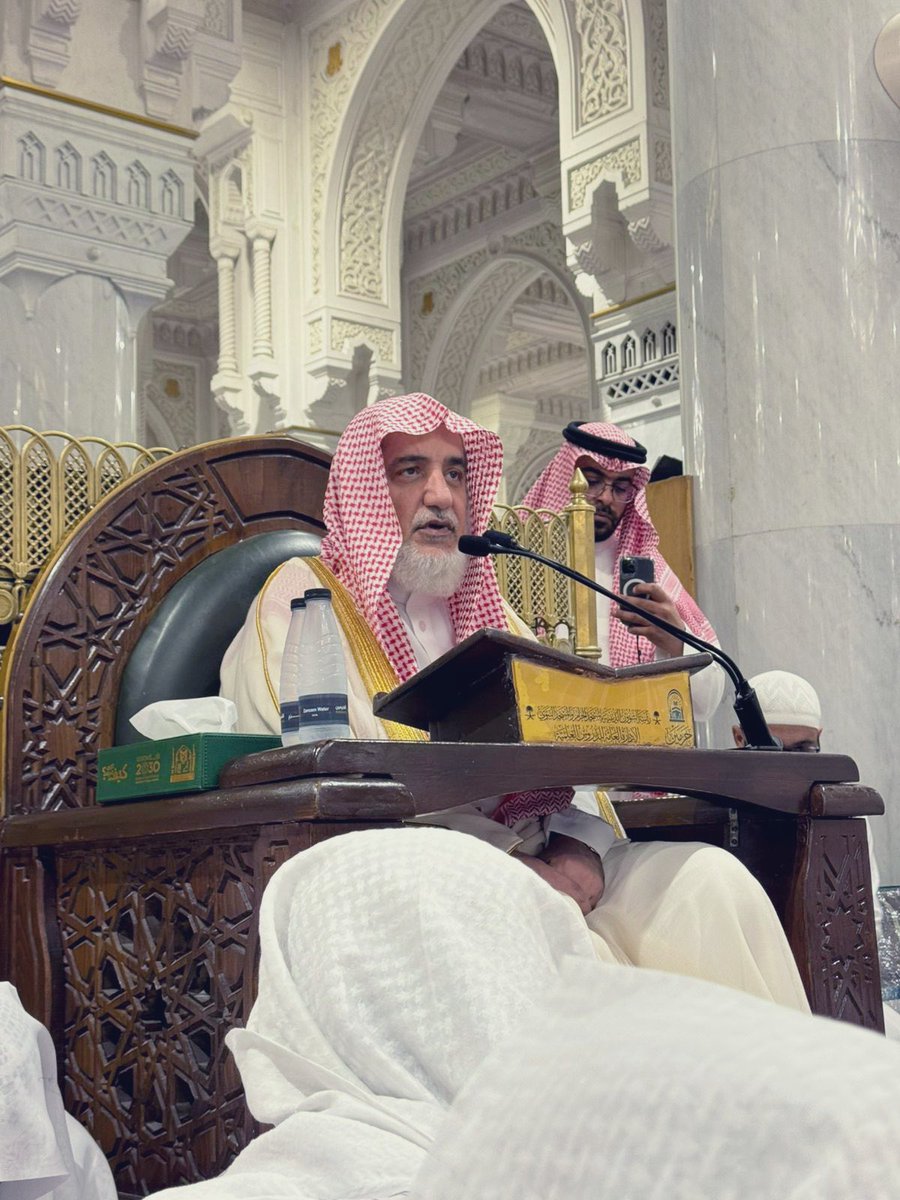 ahmadd_1001's tweet photo. 📶 الأصول الجامعة لفهم أدلة توحيد العبادة
معالي الشيخ المحقق/ صالح آل الشيخ 🌹

1️⃣ أدلة التوحيد محكمة
أي غير متشابهة، ولا يدخلها تبديل ولا تغيير. جاءت بها جميع الرسل، مع اختلاف الشرائع، وهي غير قابلة للنسخ لا في أصولها ولا في فروعها.

2️⃣ أن أدلة التوحيد حاكمة لا محكومة
فهي الأصل الذي يُرجع إليه، ولا يُعارض بشيء خارج عنها.

3️⃣ أدلة التوحيد عامة كلية مطّردة
تشمل جميع الأشخاص، والأمكنة، والأزمنة، ولا تختص بحال دون حال.

4️⃣ أدلة توحيد العبادة متنوعة
تتنوع في أساليبها وطرائقها، لتقوم الحجة وتظهر الدلالة من وجوه متعددة.

5️⃣ الاستدلال بأدلة التوحيد يكون على ثلاثة أوجه
الاستدلال بالمطابقة، أو بالتضمن، أو بالالتزام.

6️⃣ استخدام علوم اللغة العربية في الاستدلال على التوحيد
من دلالات الألفاظ، وأساليب الخطاب، ووجوه البيان العربي.

7️⃣ استخدام أصول الفقه في الاستدلال على التوحيد
من القواعد الأصولية، ودلالات العموم والخصوص، والإطلاق والتقييد، وغيرها.

⸻

خلاصة مختصرة
ليلة السبت ٢١ رجب 1447هـ

استهلها الشيخ بمدخلٍ مهم، ثم عرض هذه الأصول الجامعة، مع ضرب أمثلة تطبيقية عليها. وقد ذُكر الأصل السابع ابتداءً مع السادس، ثم فُصل لاحقًا، إلا أن المحاضرة انتهت قبل استكمال شرحه.

جزى الله معالي الشيخ خير الجزاء على هذا التأصيل https://t.co/pN0Jj751Fj