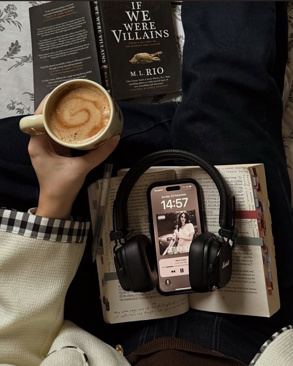 Cozy day in ☕️📕🎧