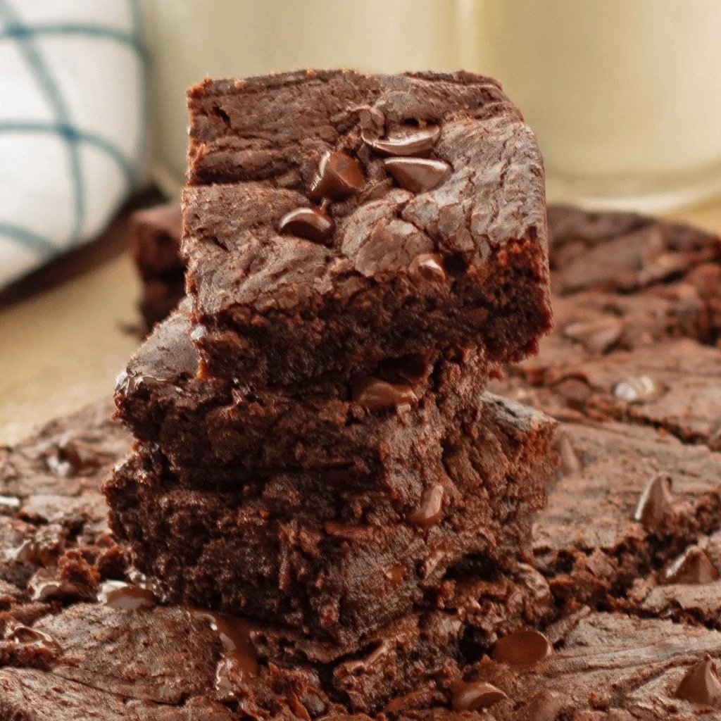 These fudgy Chocolate Chip Brownies are the ultimate dessert for chocolate lovers. Perfect for bake sales, potlucks, or weeknight treats. #chocolatechipbrownies #brownies #chocolatechips #chocolate #dessert #sweettreats #handheldtreats melissassouthernstylekitchen.com/chocolate-chip…