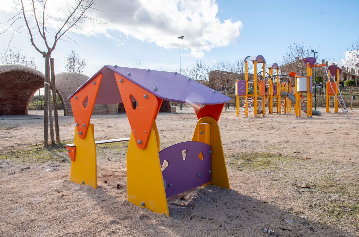 🏰 Consta de un amplio castillo central con diferentes elementos adaptados a estas edades y una tirolina, complementados con otro para más pequeños, todo ello gracias a una inversión municipal de 58.000 euros, el doble de lo comprometido en los Presupuestos Participativos de 2022