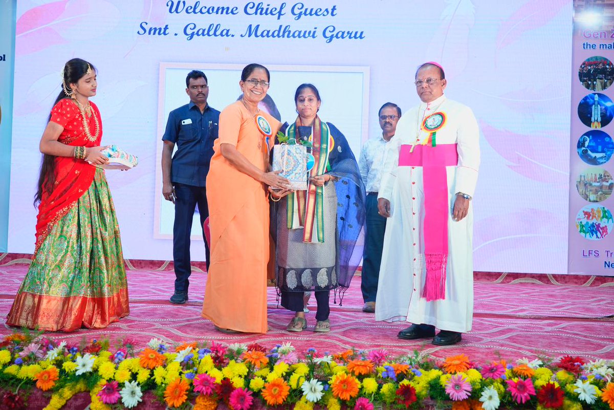 galla_madhavi's tweet photo. గుంటూరు లిటిల్ ఫ్లవర్ స్కూల్ నందు జరిగిన Valedictory Function కార్యక్రమానికి ముఖ్య అతిథిగా హాజరై ప్రసంగించి, అనంతరం విద్యార్థులకు బహుమతులు అందజేయటం జరిగింది.
#GallaMadhavi #GunturWest #GunturWestMLA #Guntur #LittleFlowerSchool #ValedictoryFunction #Students #Education #SchoolEvent @iTDP_Official @JaiTDP @naralokesh @ncbn
