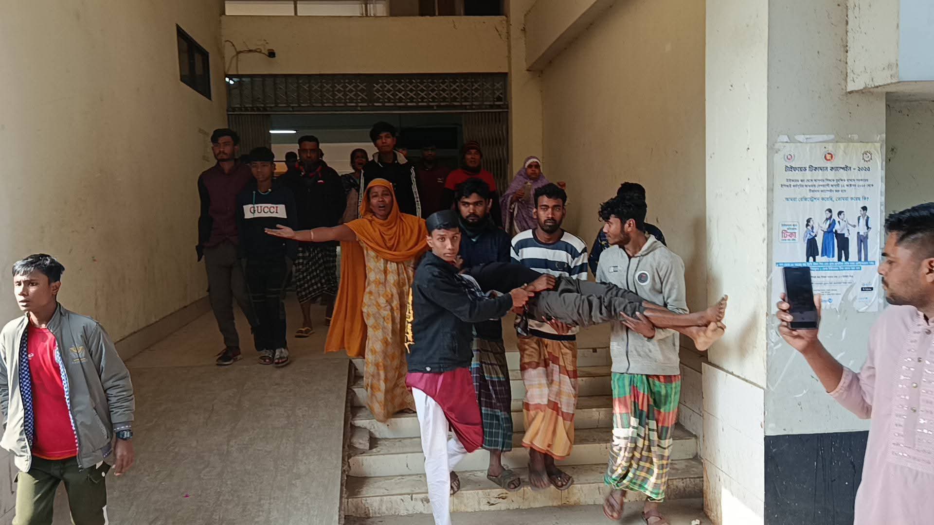 মাদারগঞ্জে বিদ্যুৎস্পৃষ্টে রাজমিস্ত্রির মৃত্যু; চিকিৎসকের গাফিলতির অভিযোগ স্বজনদের