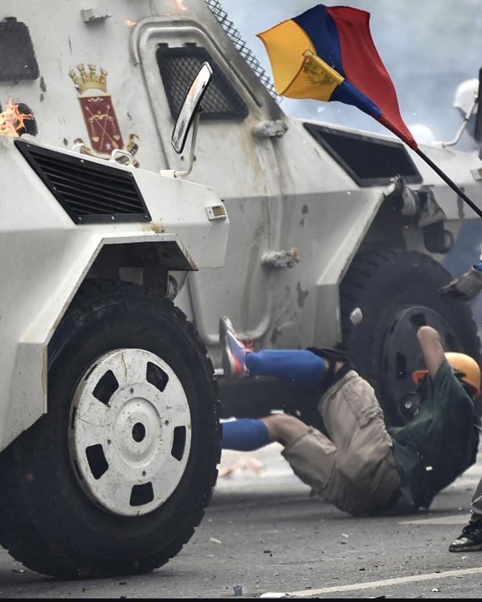 InesBetancur1's tweet photo. 🇻🇪 PROHIBIDO OLVIDAR: Caracas , Venezuela 

Protestas de jóvenes estudiantes durante el año 2017 ...🤬

VENEZUELA LIBRE 🇻🇪💯✊🏻🔥 https://t.co/OEiaGJIHlh