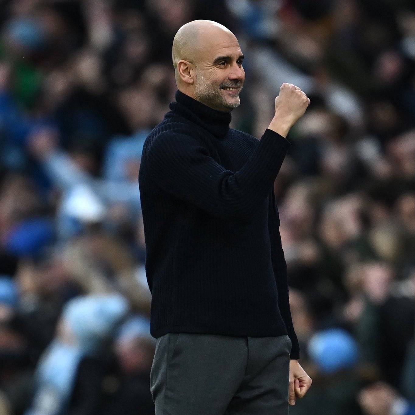 بعد إتمام صفقة التعاقد مع أنطوان سيمينيو مقابل 72 مليون يورو، أصبح بيب غوارديولا أول مدرب في تاريخ كرة القدم يتجاوز حاجز الـ2 مليار يورو في إجمالي الإنفاق على الانتقالات. ورغم ذلك، فإن صافي إنفاق غوارديولا منذ وصوله إلى مانشستر سيتي عام 2016 والبالغ 1.1 مليار يورو، لا يزال أقل من كلٍ من مانشستر يونايتد و #أرسنال 