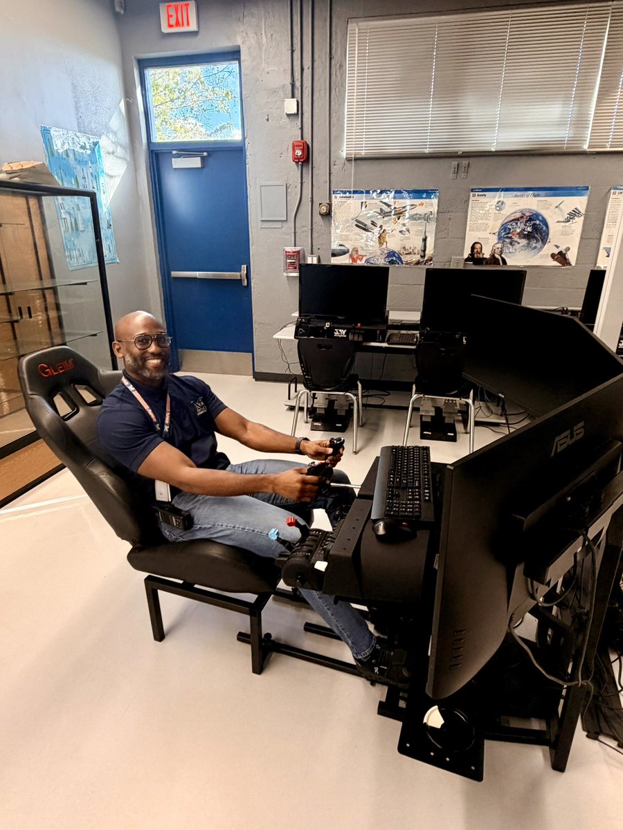 DrKFried's tweet image. ✈️ Magnet Visit Spotlight: Miramar High School

An inspiring visit to Miramar HS’s Aviation and IB Magnet Programs, where students are scaling up rigor through authentic, hands-on learning.

Great speaking with Hector Serrano, a junior in the program who has already completed his…