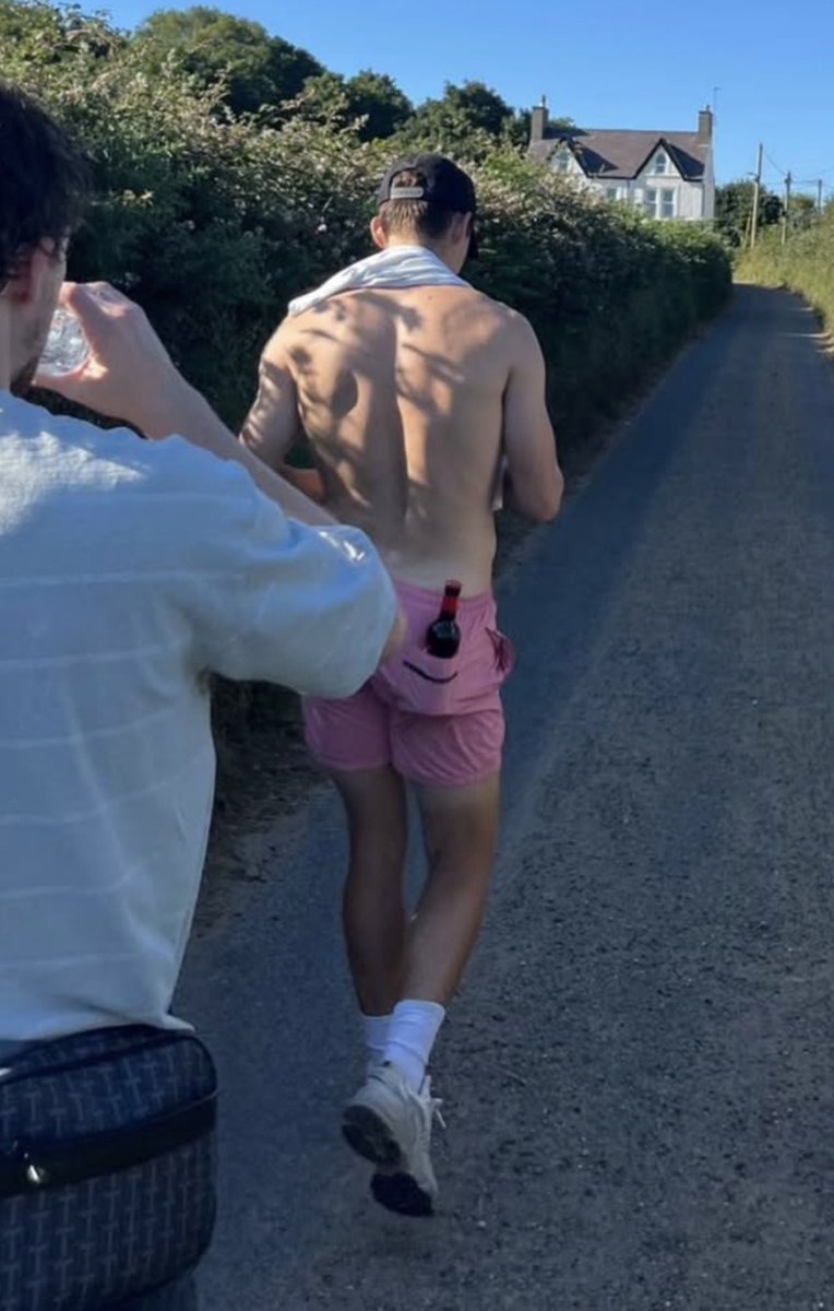 herosbeard's tweet photo. the bottle in his back pocket plssss 😭 https://t.co/f98p95SC3H