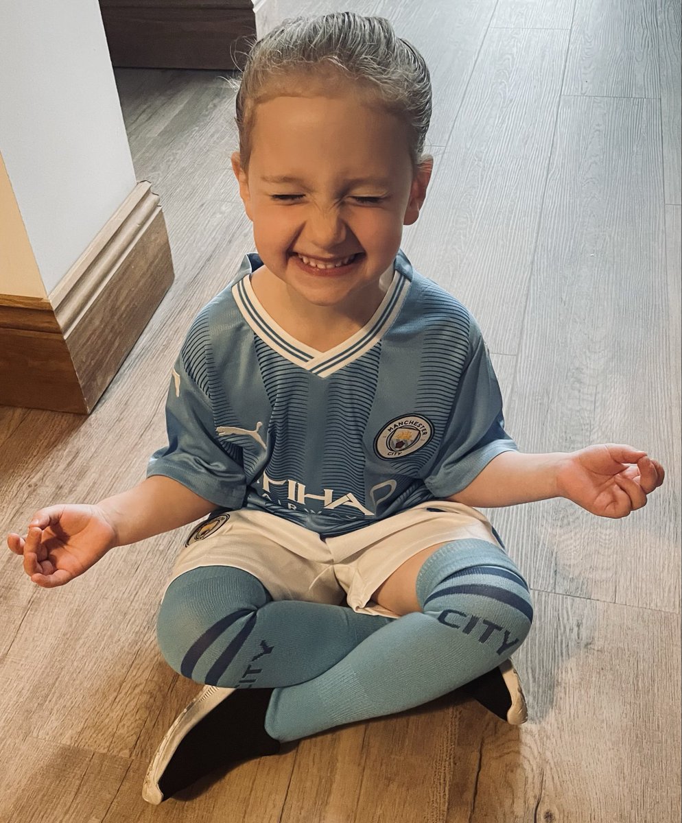 giggler99's tweet photo. @erling my 6 yr old granddaughter had a little operation on her eye today and she is absolutely obsessed with Man City and especially you, the first thing she said when she came around from anaesthetic was “look nana what colour my blanket is on me” bless her so funny 🤣 https://t.co/y9TCpTsKKf