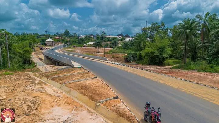 This is the OMENUKO NEW BRIDGE and AMUVI to OZU-ABAM ROAD.

It  was built by Orji Uzor Kalu in 1999. Dr. Alex Oti just painted it.

😂😂😂😂🤣😂