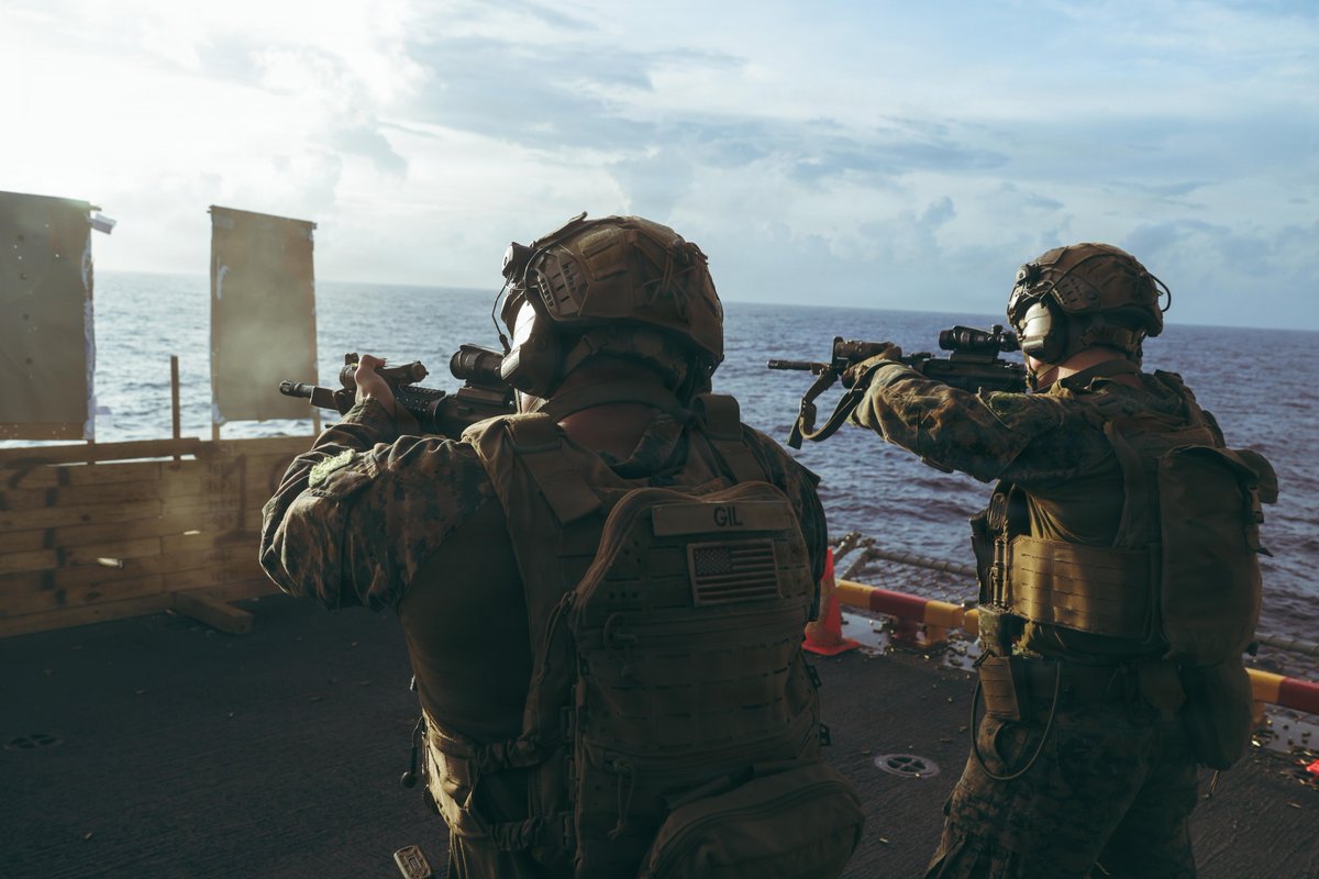 IIIMEF_JP's tweet image. 2025年12月13日、第31海兵遠征部隊（31st MEU）は、第7艦隊の作戦区域内で作戦行動中、隊員の銃器操作技術向上と部隊全体の熟練度を高めるため、強襲揚陸艦トリポリ（LHA 7）上において実弾射撃訓練を実施しました。