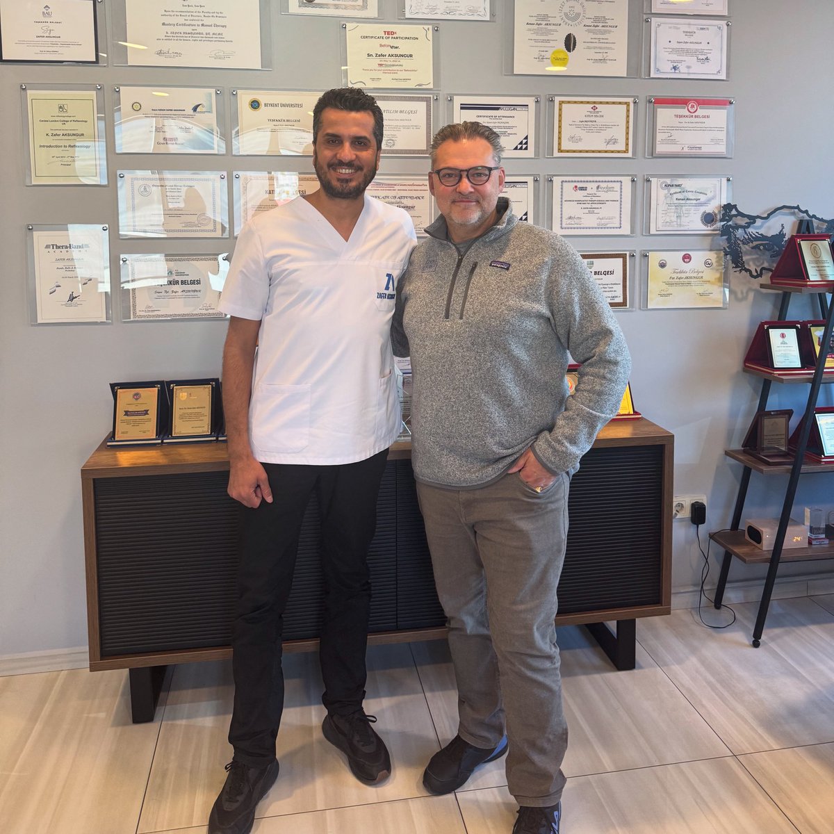 World Physiotherapy
(Dünya Fizyoterapi Konfederasyonu) Başkanı Michel Landry, kliniğimizi ziyaret etti.

Ziyaret sırasında fizyoterapi mesleği üzerine keyifli ve samimi bir sohbet gerçekleştirdik.
Nazik ziyareti için teşekkür ederim.

World Physiotherapy President Michel Landry