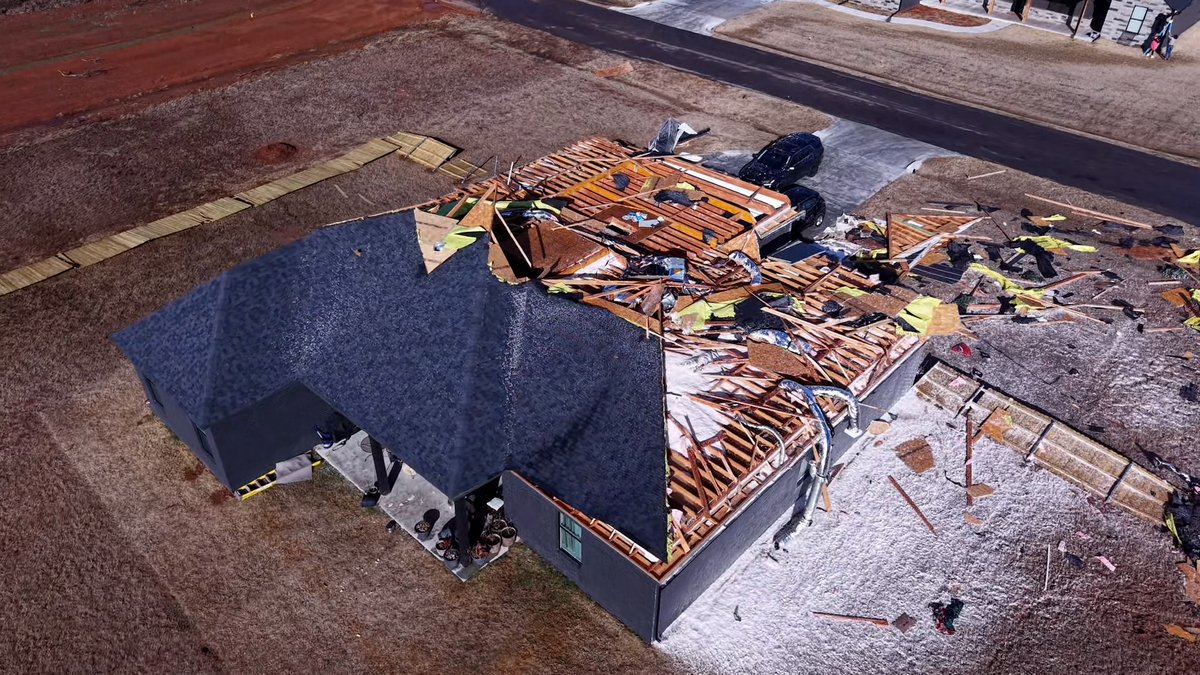 weatherchannel's tweet image. Severe weather struck central Oklahoma on Thursday morning. A home was destroyed after a tornado struck the area, and the town of Purcell lost power. weather.com/storms/tornado…