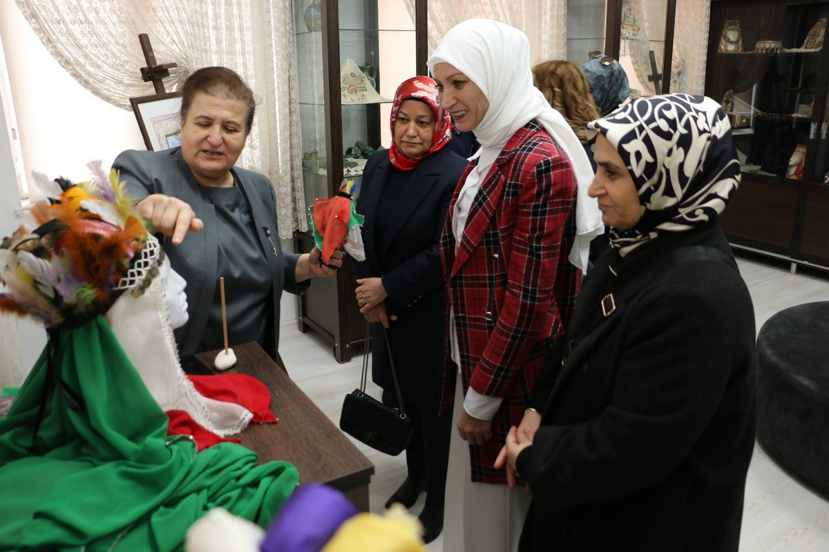 İl Milli Eğitim Müdürümüzün Sevgili Eşleri Şükran ERİŞ Hanımefendi koordinesinde Konya, Nevşehir, Erzincan İl Milli Eğitim Müdürlerimizin eşleri kurumumuz çalışmaları hakkında bilgi almışlardır. Nazik ziyaretlerinden dolayı teşekkür ederiz.