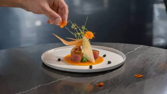 Me fascinan los cocineros deconstruidos que sueñan con los huevos fritos de su abuela o los diseñadores que, tras un epatante desfile, salen a saludar en vaqueros y camiseta.