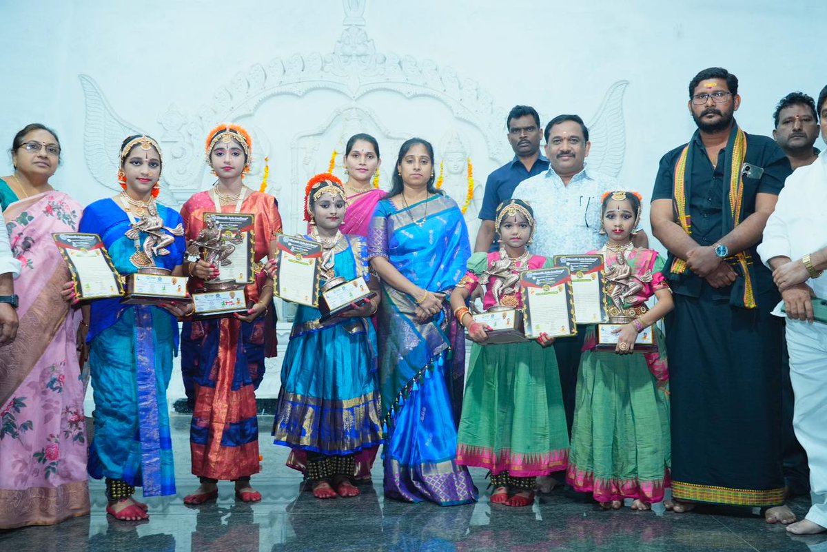 galla_madhavi's tweet photo. గుంటూరు 60 అడుగుల రోడ్, శ్రీనివాసరావు పేట, శ్రీ వెంకటేశ్వర స్వామి దేవస్థానం నందు జరిగిన క్లాసికల్ డాన్స్ జీనియస్ వరల్డ్ రికార్డు పొందిన వారి ఫెసిలిటేషన్ ప్రోగ్రామ్కు హాజరవ్వటం జరిగింది.
#GallaMadhavi #GunturWest #GunturWestMLA #Guntur #ClassicalDance #GeniusWorldRecord #CulturalPride #Felicitations #SriVenkateswaraSwamyTemple @iTDP_Official @JaiTDP @naralokesh @ncbn