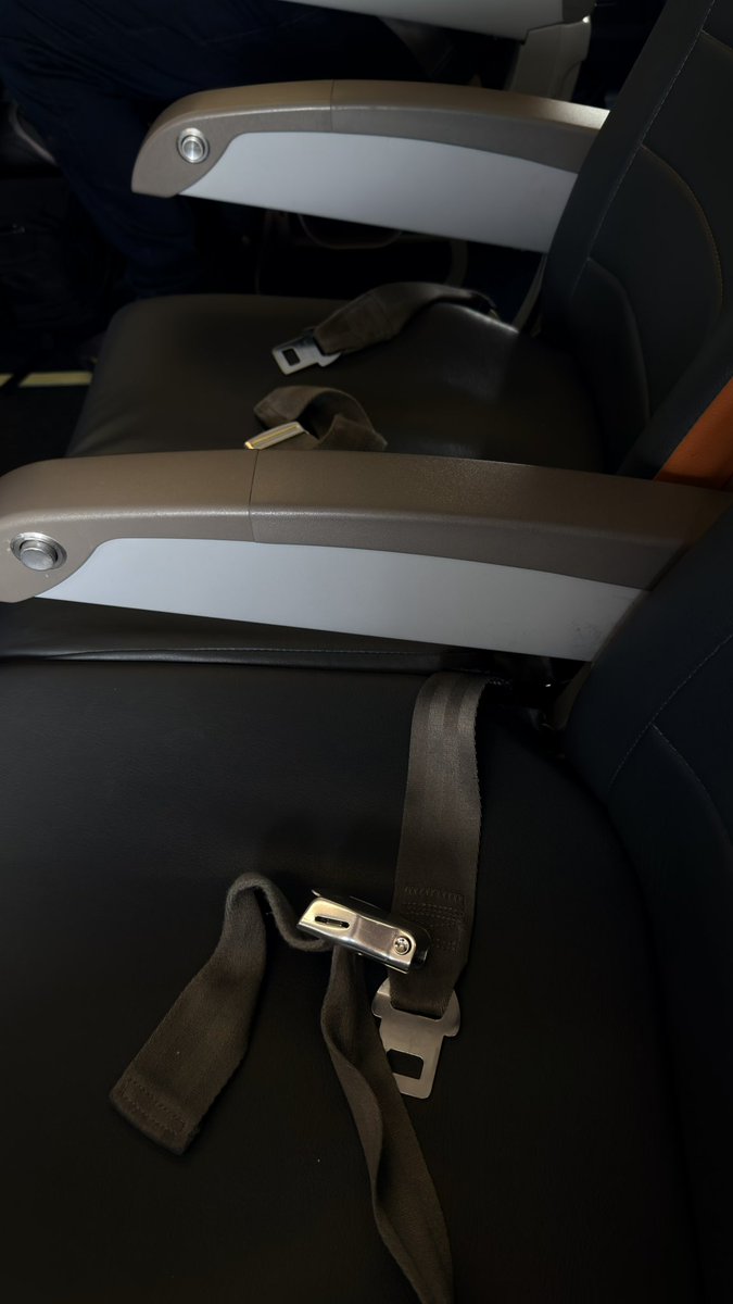 Isso é vidaaaaa! Voar sem ninguém ao lado.