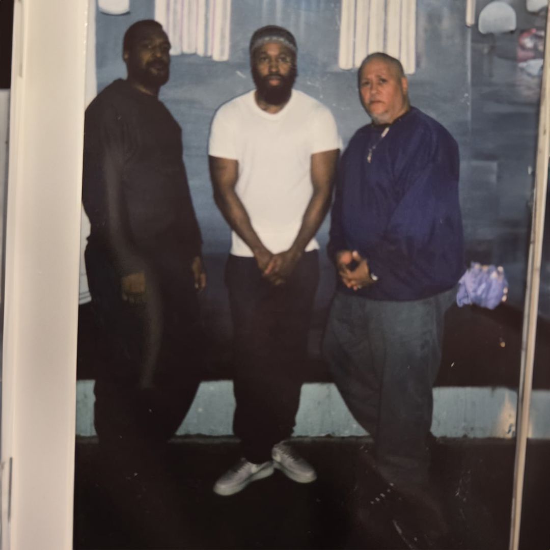 BlueBoyChron's tweet photo. Iggy, Dumbout, and me. We survived things most people only hear about.
#BlueBoy #BlueBoyChronicles #Iggy #Dumbout #StillStanding #RealLife https://t.co/o2bOrZQP7e