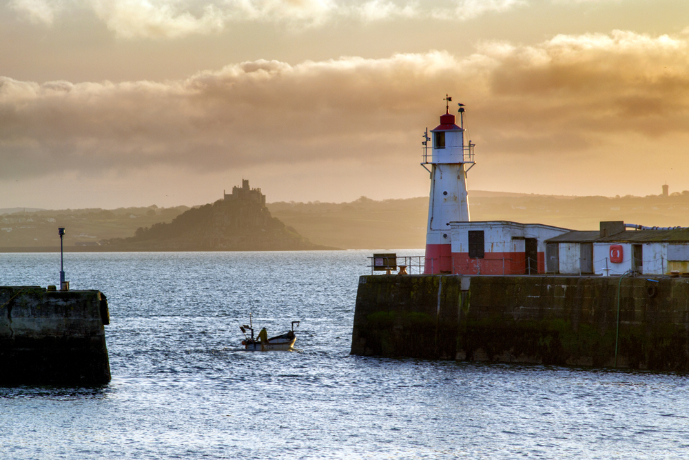 The harbour at Newlyn is Cornwall’s busiest and one of the largest fishing ports in the UK. There has been a harbour here for centuries &amp; it's said to be the final port for the Mayflower as it began its famous journey to the New World.  ow.ly/keel50Q2ezX